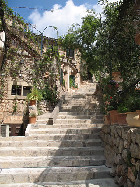 Altes dorf und eine steintreppe in mallorca foto