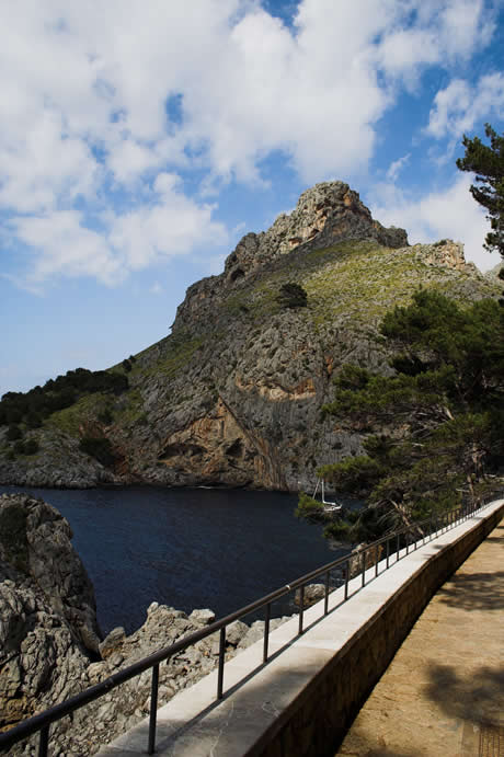 Berge und meer auf mallorca spanien foto