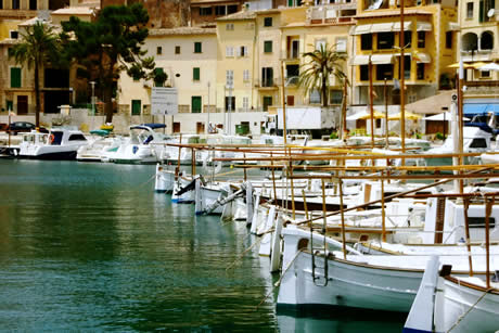 Boote und einem kleinen hafen in mallorca foto