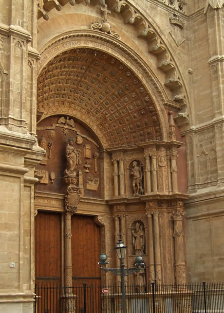 Eingang in die kathedrale von palma de mallorca foto