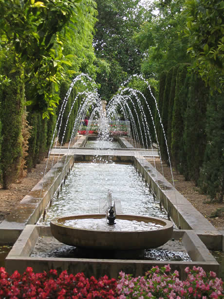 Garten mit springbrunnen in palma de mallorca foto