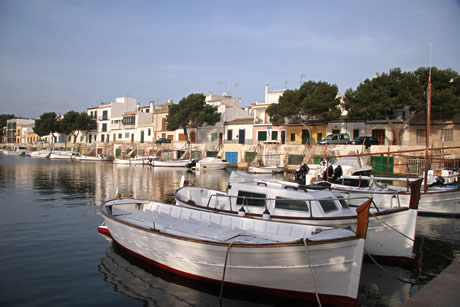 Hafen porto colom an der ostkueste der insel mallorca foto