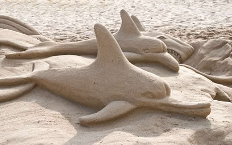 Sand skulptur am strand auf mallorca foto