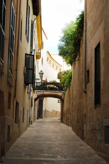 Schmalen strasse zwischen den hauusern in palma de mallorca foto