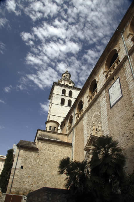 Biserica in orasul inca din mallorca insulele baleare foto