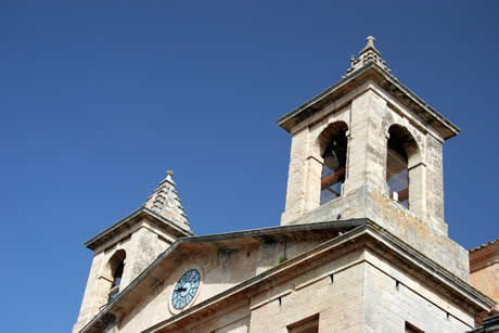 Turnul unei biserici din mallorca foto